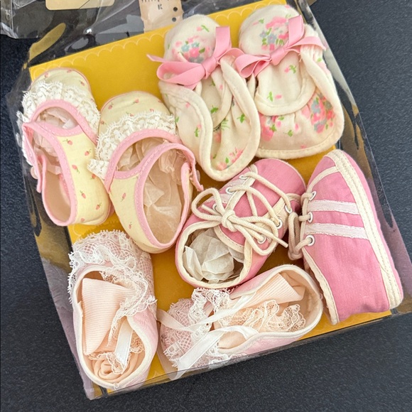 Pink and Cream Baby Shoe Set vintage - Picture 2 of 4
